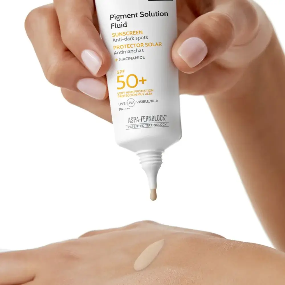 Heliocare 360 Pigment Solution Fluid SPF50 50ml has a fluid, lightly tinted texture